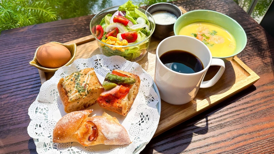 朝食付【A棟】レストラン「Fuji」お好きな日替わり惣菜パンとサラダ・スープのバイキング